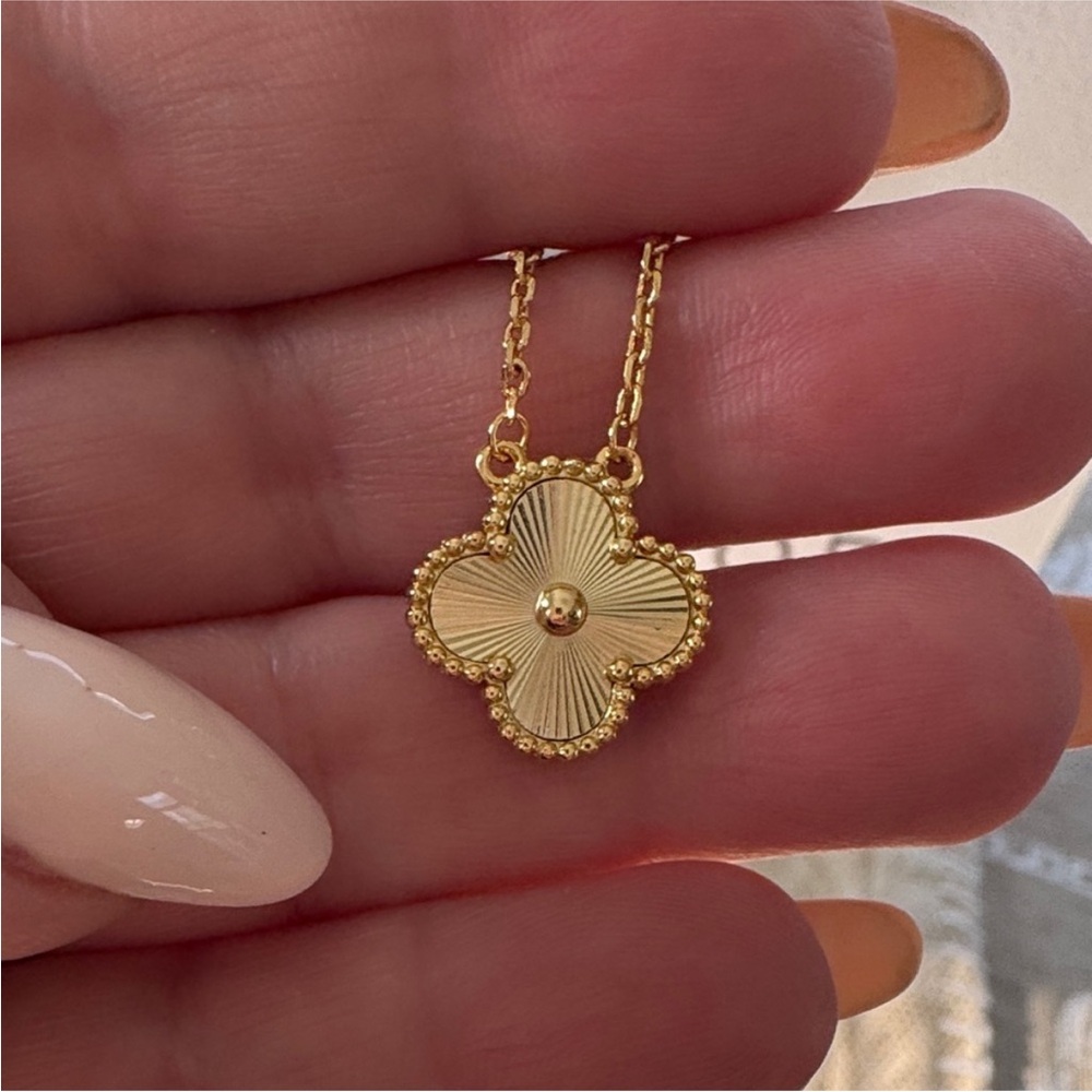 CLOVER Elegant Pendant Necklace